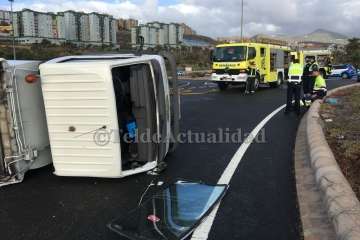 Vuelco de un camión en la rotonda de El Mirador (Foto TA)